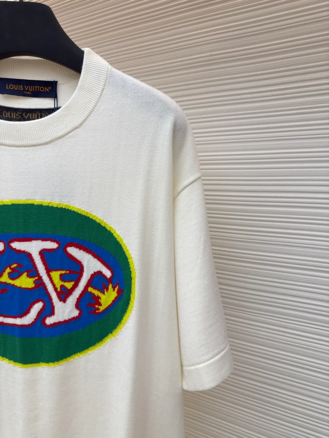 LOUIS VUITTON football flame knitted short sleeves ●Authentic product: purchased and developed at 7850 ●Item number: 1680184-A55 ●Fabric: knitted fabric ●Technology: intarsia production ●Version: fitted version ●Weight: about 350 grams ●Size: The soft cotton fabric is dipped in bright colors, and the flip-effect mulberry silk label is embellished on the back. The combination of rich and diverse patterns and bright colors not only adds to the coolness of the whole piece, but also has some lazy retro flavor. The knitted fabric has good breathability and is super comfortable to wear. The overall workmanship is very complicated, and the embroidery is added with heat-capacitive glue. It needs hot glue to ensure quality. The checkerboard pattern needs to be positioned correctly. Therefore, the speed is relatively slow, and every process of the entire garment is slow and time-consuming.